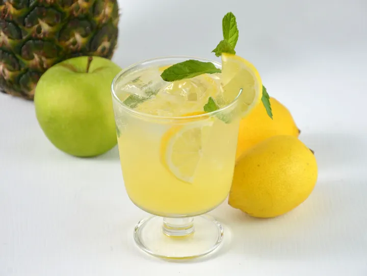 Sparkling apple lemonade offering gluten-free, diabetic-friendly, natural cold drinks.