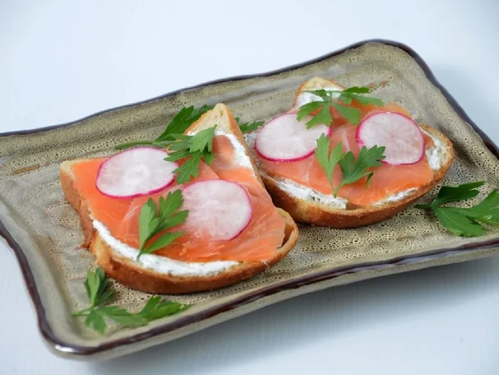 Smoked Salmon offering gluten-free, diabetic-friendly, natural lunch and dinner meals.